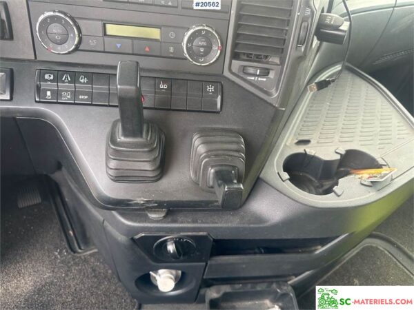 Mercedes 2016 Arocs 2658 6x2 – Image 17